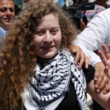 ativista-ahed-tamimi,-simbolo-da-resistencia-palestina,-e-detida-por-incitacao-ao-terrorismo
