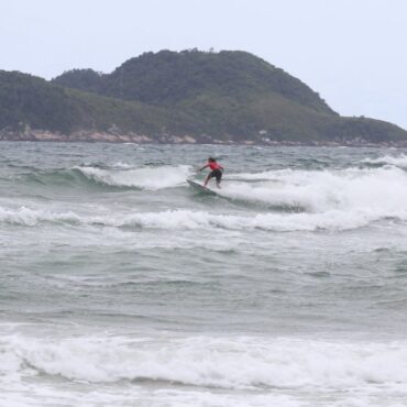 praia-do-tombo-recebe-a-27a-edicao-do-surf-colegial-no-domingo