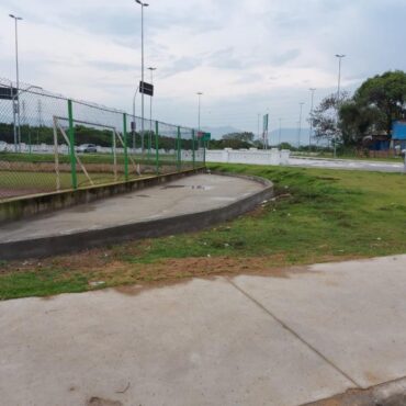 jovem-leva-tres-tiros-com-filha-de-4-meses-no-colo-durante-passeio-em-praca-no-litoral-de-sp