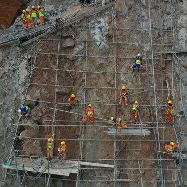 rapel-em-obras-do-morro barreira do-joao-guarda-acontece-a-mais-de-160-metros-de-altura