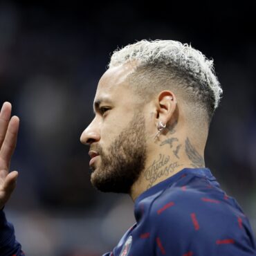 neymar-acusado-de-nao-registrar-funcionaria:-entenda-o-que-e-‘trabalho-oculto’-na-franca