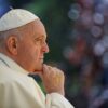 Papa Francisco está estável, mas inflamação no pulmão persiste, diz Vaticano