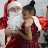 Papai Noel chega em escola municipal de Guarujá nesta sexta-feira