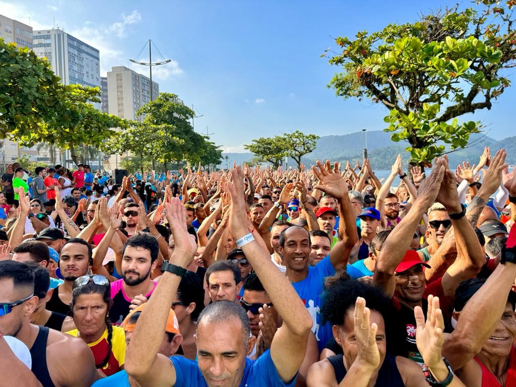 5K Tribuna reúne mais de 6 mil pessoas na orla de Santos, SP