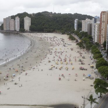 mulheres-sao-arrastadas-por-corrente-de-retorno-e-escapam-de-afogamento-ao-serem-resgatadas-no-litoral-de-sp