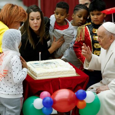 papa-francisco-celebra-aniversario-de-87-anos-com-criancas-no-vaticano;-veja-video