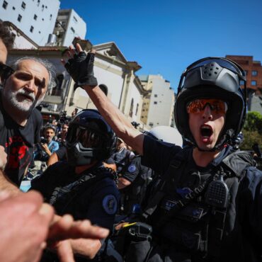 policia-e-manifestantes-entram-em-confronto-no-primeiro-protesto-contra-milei-em-buenos-aires