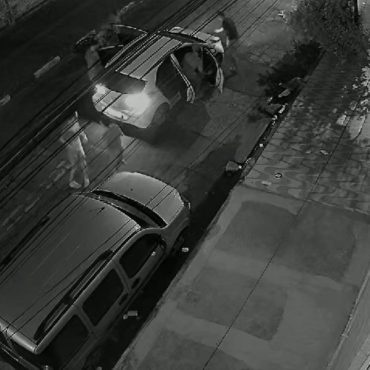 quadrilha-cerca-motorista-em-frente-a-escola-e-rouba-veiculo-no-litoral-de-sp;-video