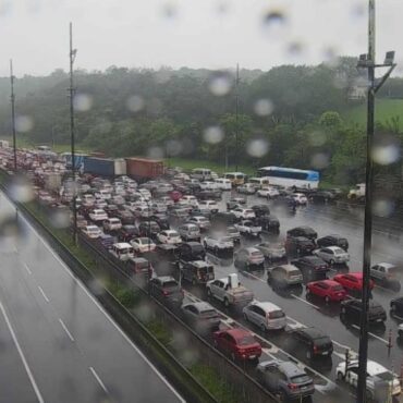 rodovias-em-direcao-ao-litoral-de-sp-tem-chuva-e-congestionamento-na-vespera-do-reveillon