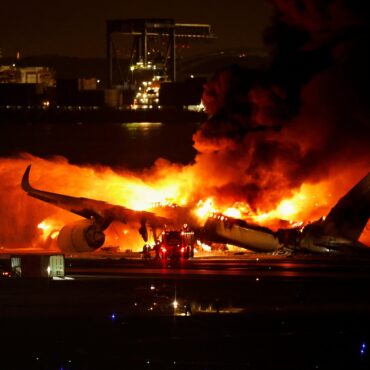 ‘foi-um-milagre’:-como-passageiros-de-voo-da-japan-airlines-conseguiram-escapar-de-‘bola-de-fogo’-apos-choque-com-outra-aeronave