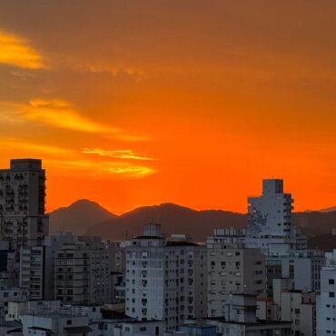 ceu-fica-laranja-durante-o-por-do-sol-no-litoral-de-sp;-fotos