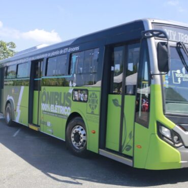 guaruja-entrega-onibus-100%-eletrico,-van-adaptada-e-22-veiculos-administrativos