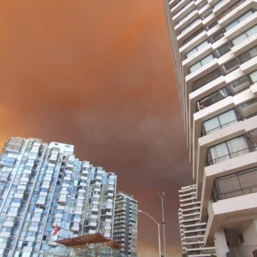 tempestade-de-areia-e-vendaval:-brasileira-registra-nuvem-de-fumaca-de-incendio-florestal-no-chile;-video