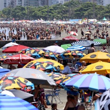 sol-e-calor-deixam-praias-lotadas-durante-carnaval-no-litoral-de-sp