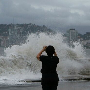 defesa-civil-emite-alerta-de-ressaca-e-ondas-de-ate-2,5-metros-no-litoral-de-sp