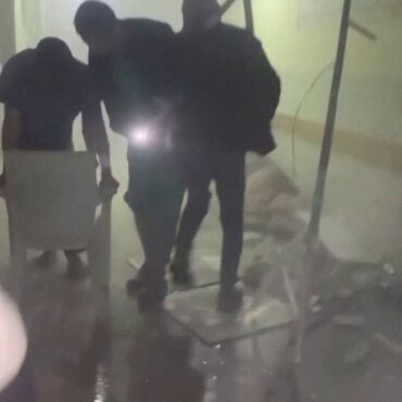 video:-uma-pessoa-e-morta-e-outras-dezenas-sao-feridas-apos-ataque-de-israel-em-hospital-de-khan-younis