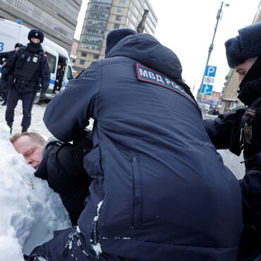 mais-de-350-pessoas-foram-presas-na-russia-em-manifestacoes-pela-morte-de-alexei-navalny,-diz-ong