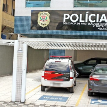 preso-por-roubo-abre-porta-malas-de-viatura-com-chutes,-fere-policiais-e-foge-de-delegacia-no-litoral-de-sp