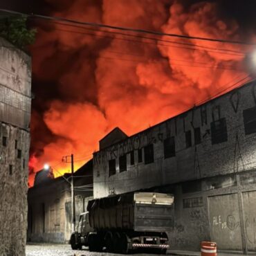 grande-incendio-atinge-galpoes-no-centro-de-santos,-sp