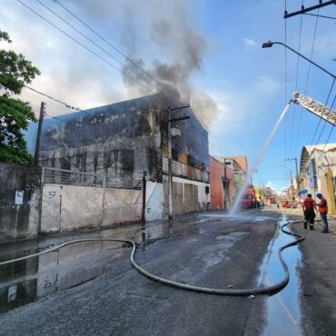 celulares,-smartwatches-e-perfumes:-veja-o-que-estava-dentro-de-galpoes-incendiados-no-litoral-de-sp