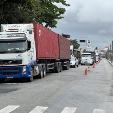 rua-do-adubo-em-guaruja-tem-faixa-reversivel-para-melhorar-fluxo-no-acesso-ao-porto-de-santos