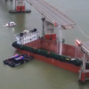 Embarcação derruba trecho de ponte na China, e veículos caem dentro de rio; 2 pessoas morreram