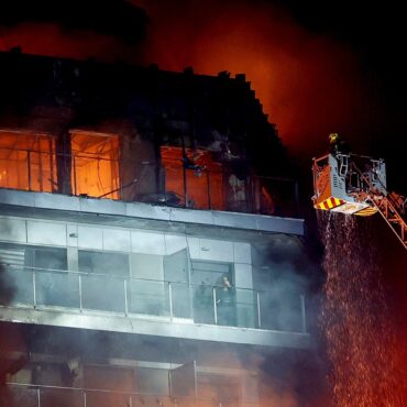 autoridades-encontram-10o-corpo-em-incendio-que-devorou-edificio-em-valencia,-na-espanha