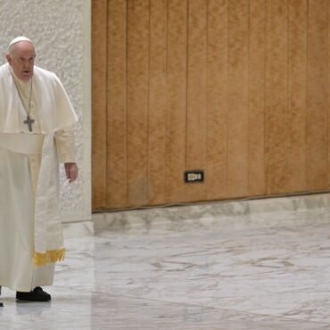 papa-francisco-retorna-do-hospital-apos-realizar-exames;-simbolo-da-igreja-estava-com-sintomas-de-gripe-nos-ultimos-dias