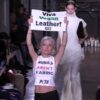 Ativistas invadem passarela durante desfile de moda em Paris: ‘animais não são tecido’; VÍDEO
