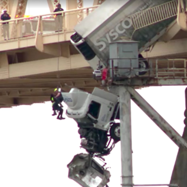 video:-motorista-e-resgatada-de-caminhao-pendurado-em-ponte-nos-eua