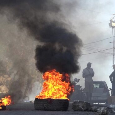 haiti-declara-emergencia-e-toque-de-recolher-apos-fuga-de-milhares-de-detentos