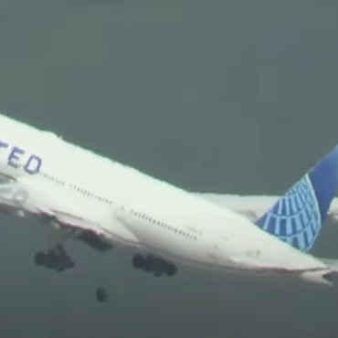 video:-pneu-cai-de-boeing-777-durante-decolagem-em-sao-francisco-e-para-em-estacionamento;-aviao-teve-que-desviar-para-los-angeles