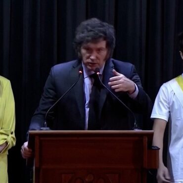 video:-estudante-desmaia-durante-discurso-de-milei-na-argentina
