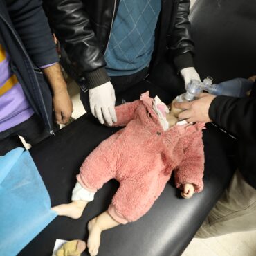 cinco-pessoas-morrem-e-10-ficam-feridas-apos-serem-atingidas-por-pacotes-de-ajuda-humanitaria-lancados-de-aviao-em-gaza,-diz-hospital