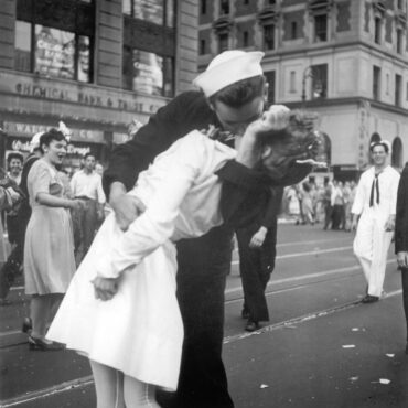 foto-historica-que-mostra-beijo-nao-consensual-no-fim-da-segunda-guerra-mundial-vira-pivo-de-debate-nos-eua