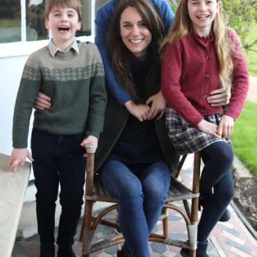 kate-middleton-reaparece-em-foto-com-os-filhos-e-agradece-apoio-do-publico-apos-cirurgia