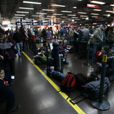 ‘fui-escoltada,-como-se-fosse-criminosa’:-estudantes-brasileiros-contam-como-foram-barrados-em-aeroporto-e-impedidos-de-entrar-na-argentina