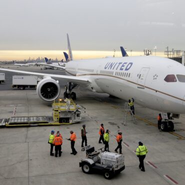 incidente-em-aviao-da-latam:-como-botao-no-assento-do-piloto-pode-ter-causado-a-perda-subita-de-altitude;-boeing-pede-revisao-em-outros-787