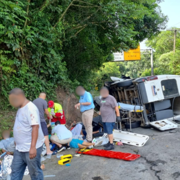 van-irregular-perde-o-freio-na-descida-da-serra-para-o-litoral-de-sp-e-ao-menos-20-ficam-feridos