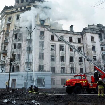 ataque-russo-contra-kiev-atinge-predios-residenciais-e-deixa-feridos