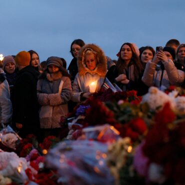 numero-de-mortos-em-atentado-em-moscou-sobe-para-137;-russos-fazem-homenagem,-e-papa-fala-em-‘ofensa-a-deus’