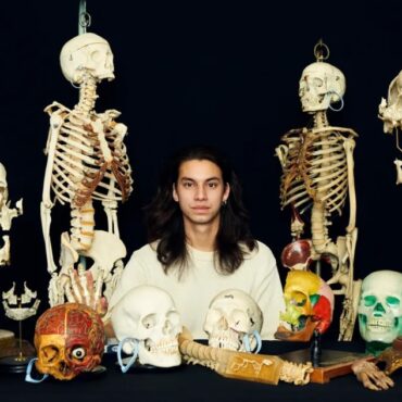 ‘colecionador-de-ossos’:-jovem-vira-fenomeno-nas-redes-e-impressiona-seguidores-ao-vender-e-manipular-pecas-humanas