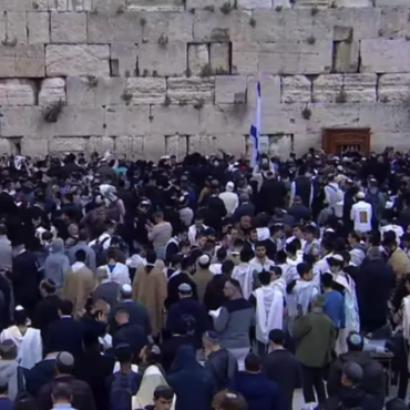 judeus-fazem-jejum-de-ester-e-oram-por-refens-no-muro-das-lamentacoes