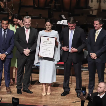 michelle-bolsonaro-e-homenageada-no-theatro-municipal-de-sao-paulo