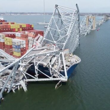 ponte-colapsada-nos-eua:-investigadores-recuperam-caixa-preta-do-navio-e-vao-investigar-combustivel-improprio
