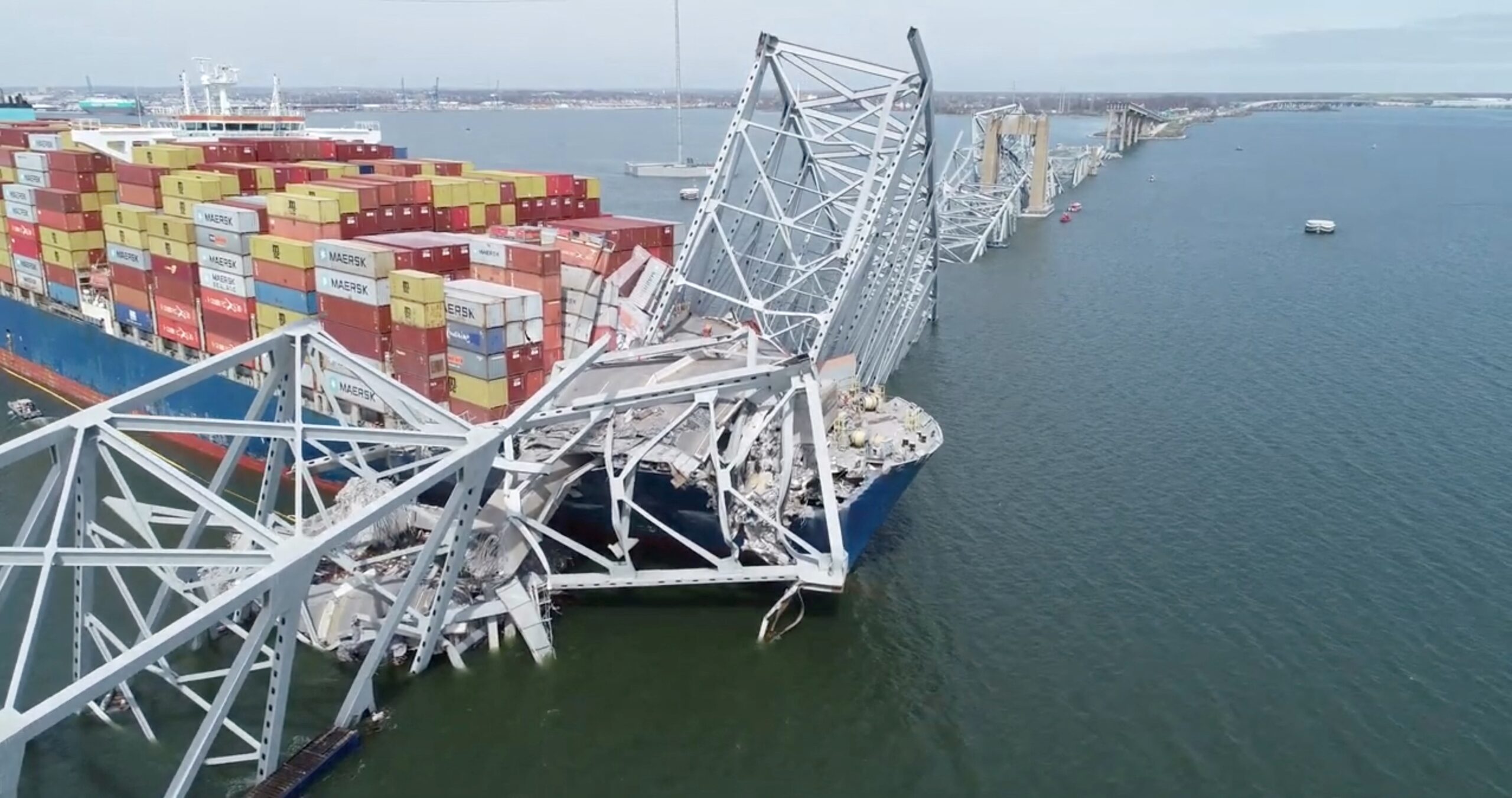 Metal retorcido, destroços e barris jogados: imagens revelam interior do navio que bateu em ponte nos EUA; VÍDEO