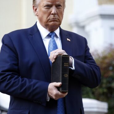 edicao-da-biblia-endossada-por-trump-expoe-odio-da-esquerda-radical