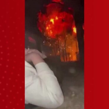 video:-drone-russo-cai-e-explode-a-poucos-metros-de-grupo-de-pessoas,-na-ucrania