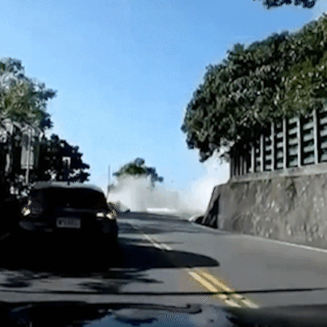 carros-voltam-de-re-para-fugir-de-deslizamento-de-pedras-durante-terremoto-em-taiwan,-e-um-deles-e-atingido;-video
