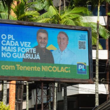 justica-determina-retirada-de-outdoors-de-presidente-do-pl-em-guaruja;-entenda